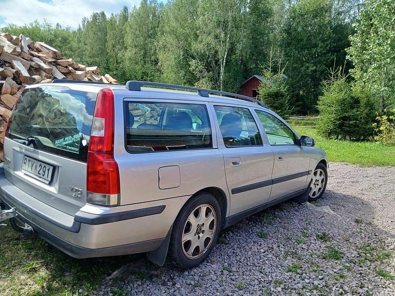 Grå Begagnad 2001 Volvo V70 Kombi | 16 000 kr (Marknadspris) - Bild 1/4
