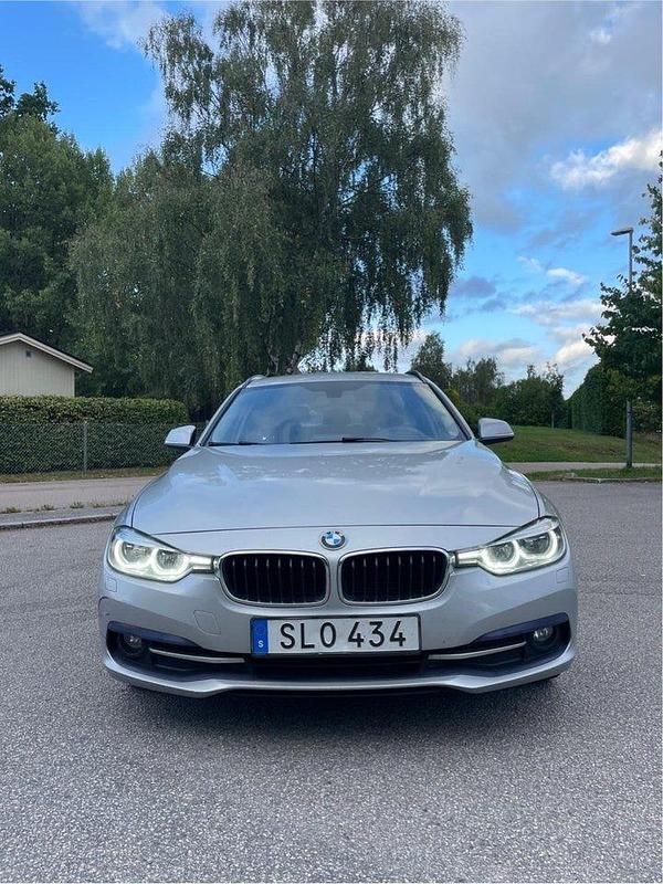Silver Begagnad 2017 BMW 318 Sport Line Kombi | 144 000 kr (Bra pris) - Bild 1/4