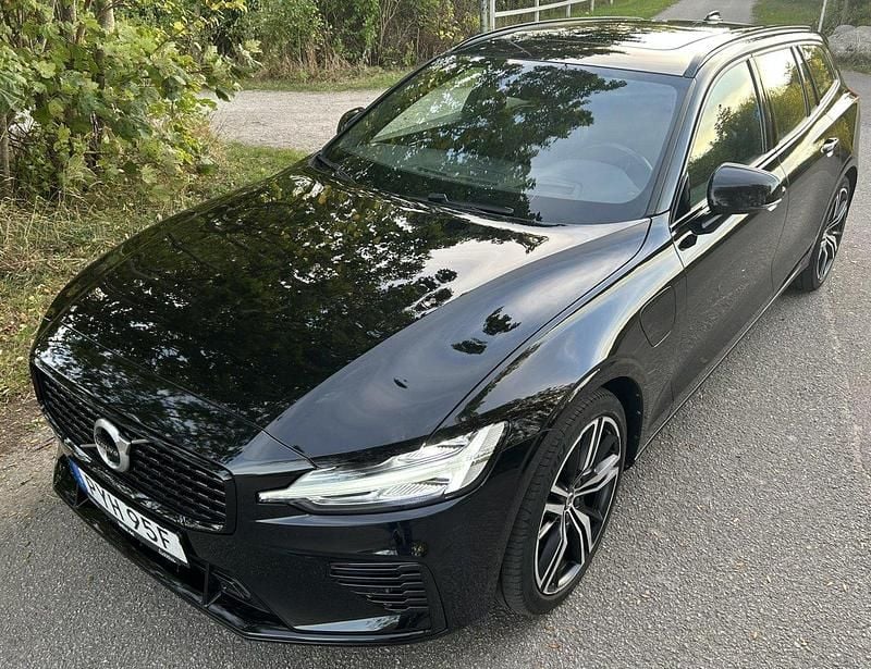 Svart Begagnad 2021 Volvo V60 R-Design Kombi | 369 000 kr (Bra pris) - Bild 1/4