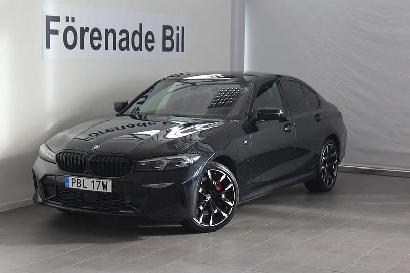 Safirsvart metallic Begagnad 2025 BMW 330 M Sport Sedan | 559 000 kr - Bild 1/4
