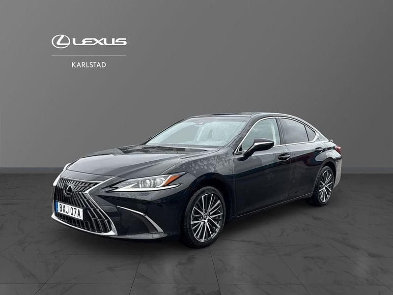 Svart Begagnad 2025 Lexus ES300H Limited Edition Sedan | 479 000 kr (Marknadspris) - Bild 1/4
