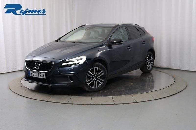 Mörkblå Begagnad 2018 Volvo V40 CC Kombi | 219 800 kr (Marknadspris) - Bild 1/4