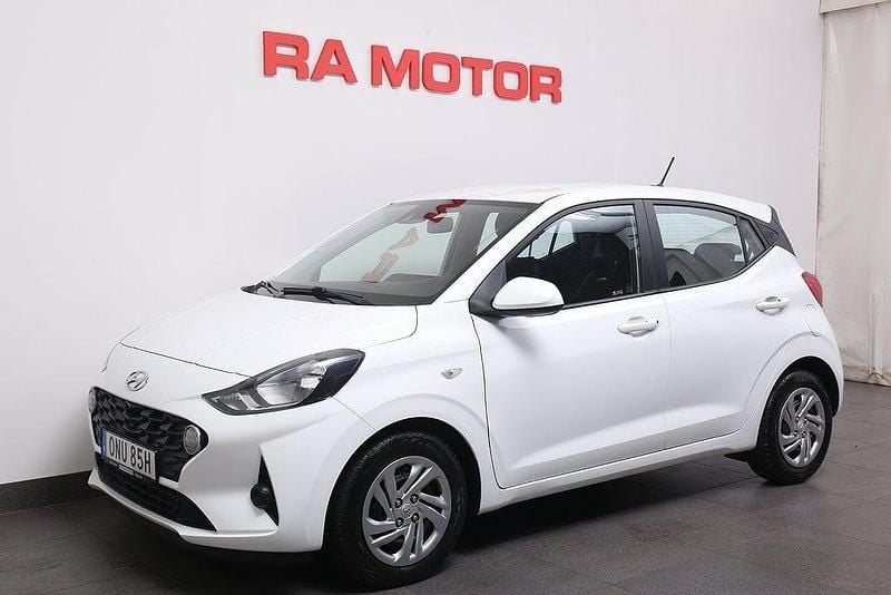 Vit (polar white solid) Begagnad 2020 Hyundai i10 Essential Halvkombi | 109 800 kr (Marknadspris) - Bild 1/3