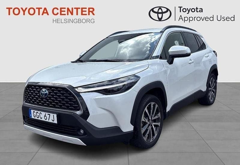 Vit Begagnad 2024 Toyota Corolla Cross Active SUV | 384 900 kr (Marknadspris) - Bild 1/4
