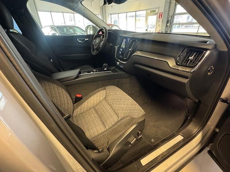 Begagnad Volvo XC60 Core 350 HK (257 kW) 2023 Silver SUV