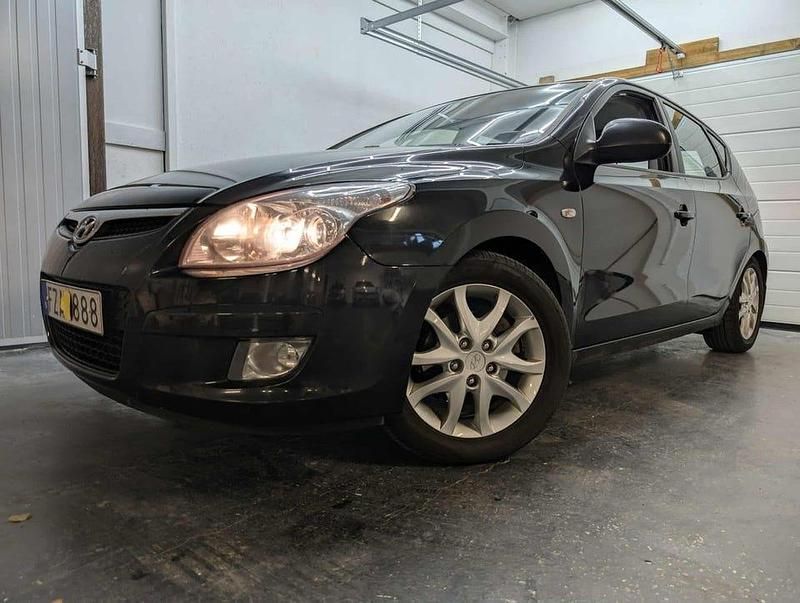 Svart Begagnad 2007 Hyundai i30 Halvkombi | 21 500 kr (Marknadspris) - Bild 1/4