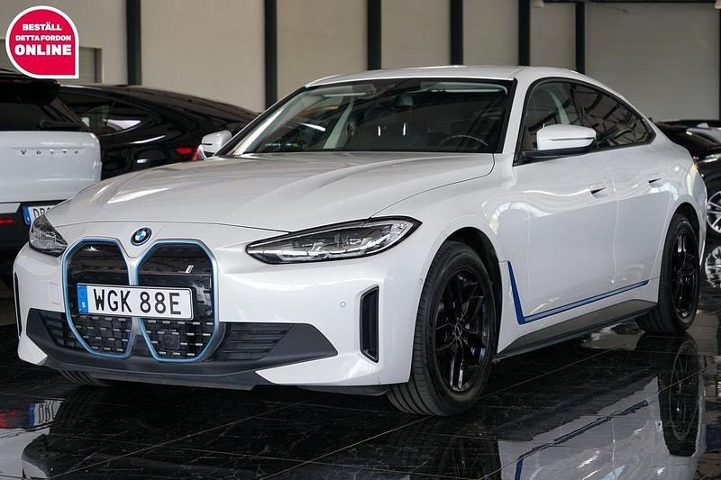 Vit Begagnad 2022 BMW i4 Sedan | 364 500 kr (Bra pris) - Bild 1/4