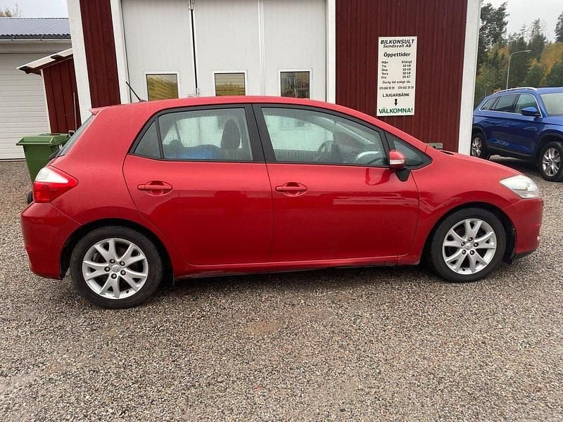 Mörkröd (röd) Begagnad 2011 Toyota Auris Plus Halvkombi | 56 000 kr (Dyr) - Bild 1/4