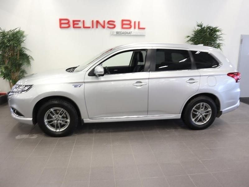Begagnad Mitsubishi Outlander 121 HK (88 kW) 2018 Silver SUV