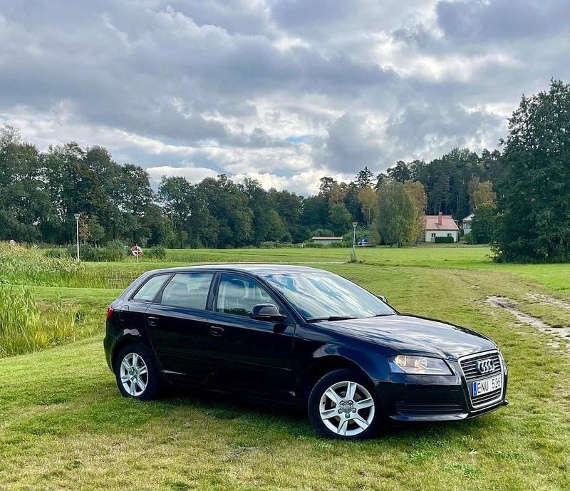 Svart Begagnad 2010 Audi A3 Sportback Attraction Halvkombi | 48 000 kr (Marknadspris) - Bild 1/4