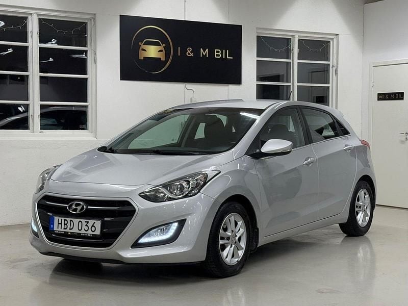 Silver Begagnad 2015 Hyundai i30 Comfort Halvkombi | 99 900 kr (Marknadspris) - Bild 1/4