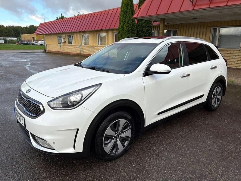 Vit Begagnad 2017 Kia Niro Advance SUV | 144 900 kr (Marknadspris) - Bild 1/4
