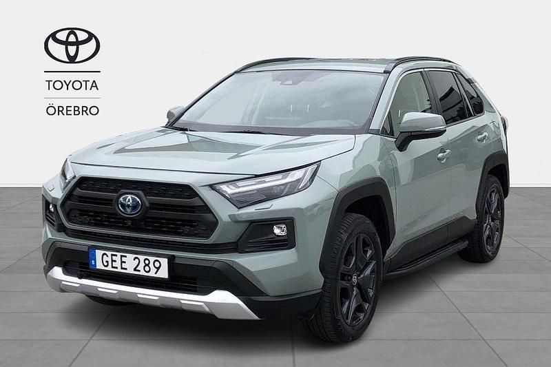 Grön Begagnad 2022 Toyota RAV4 Hybrid SUV | 379 900 kr (Marknadspris) - Bild 1/3