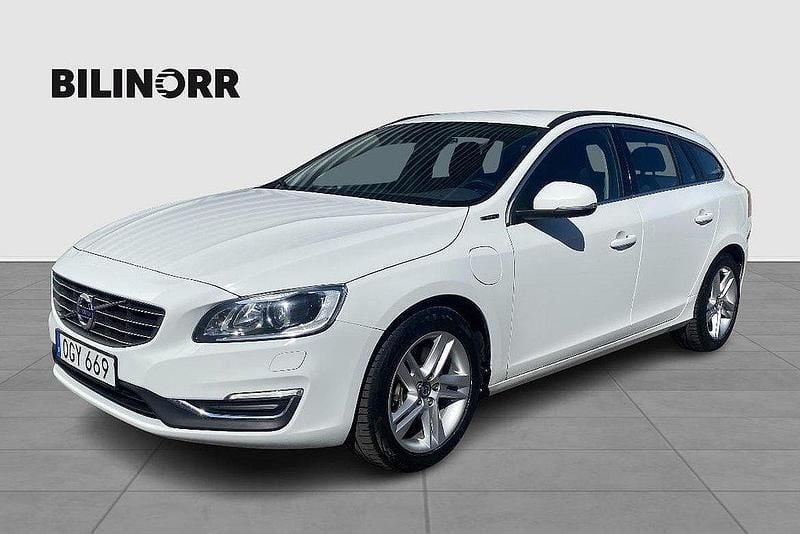 Vit Begagnad 2016 Volvo V60 Momentum Kombi | 169 900 kr - Bild 1/4