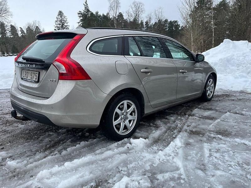 Begagnad Volvo V60 Momentum 163 HK (119 kW) 2011 Brun Kombi