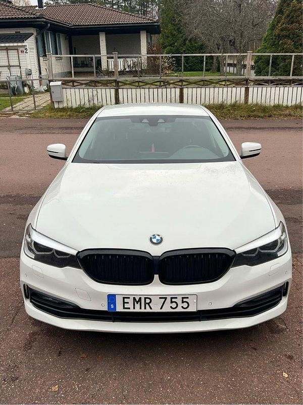 Vit Begagnad 2018 BMW 520 Sport Line Sedan | 238 900 kr (Superpris) - Bild 1/4