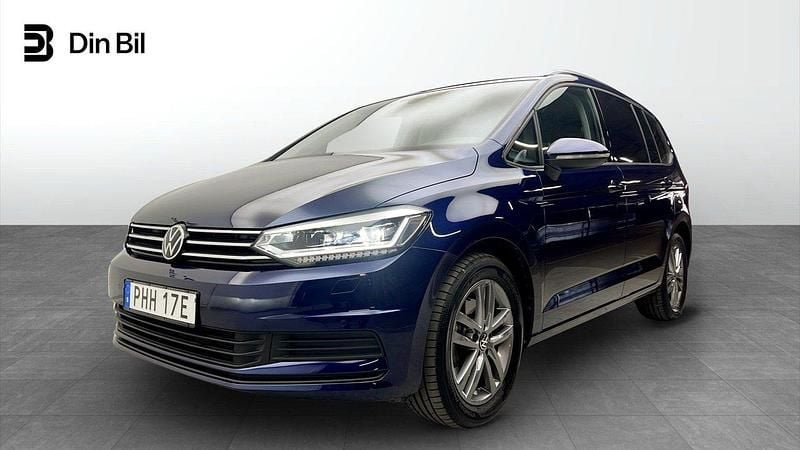 Mörkblå Begagnad 2024 VW Touran Minibuss | 389 900 kr (Marknadspris) - Bild 1/4