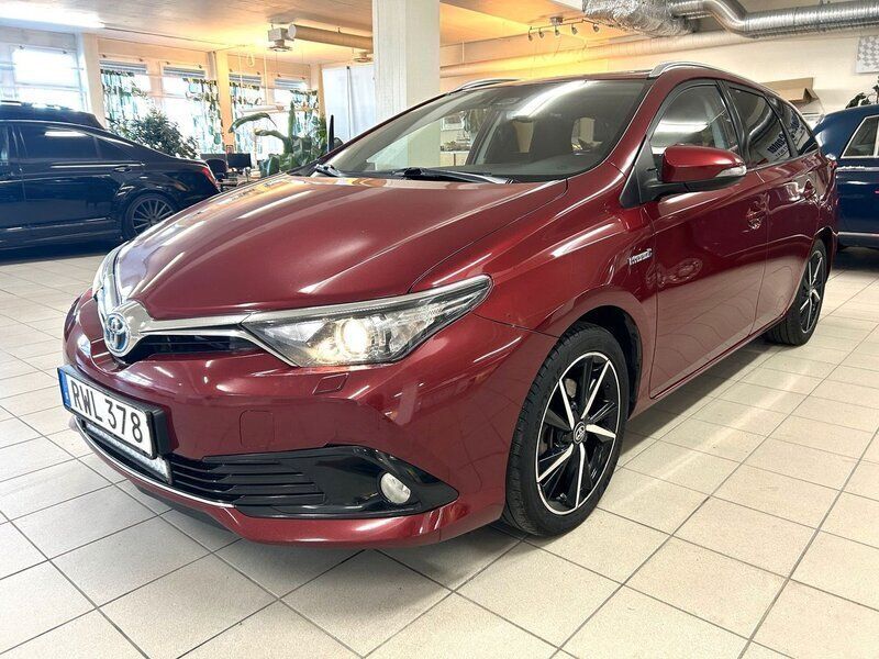 Röd Begagnad 2016 Toyota Auris Touring Sports Comfort Kombi | 135 000 kr (Marknadspris) - Bild 1/4