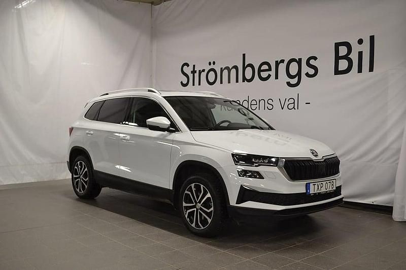 Vit Begagnad 2022 Skoda Karoq SUV | 329 000 kr (Marknadspris) - Bild 1/4