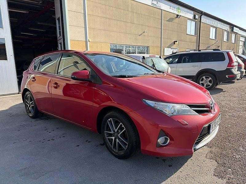 Begagnad Toyota Auris Edition 132 HK (97 kW) 2015 Röd Halvkombi