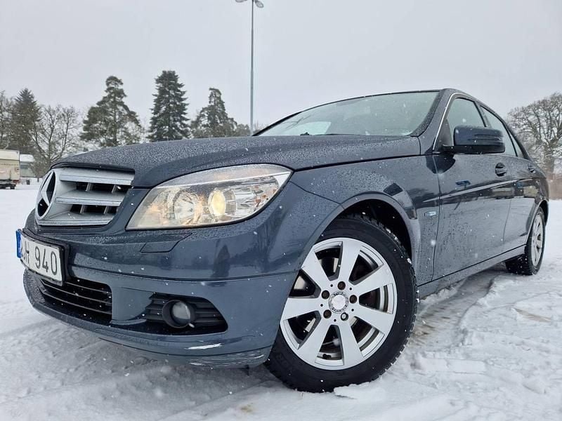 Mörkgrå (grå) Begagnad 2011 Mercedes C180 Classic Sedan | 109 700 kr (Marknadspris) - Bild 1/4