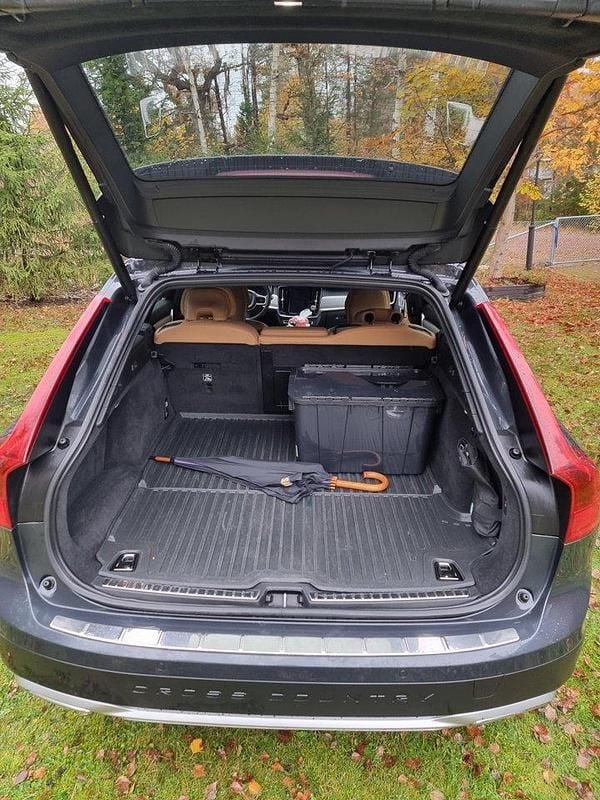Grå Begagnad 2020 Volvo V90 CC Momentum Kombi | 299 900 kr (Bra pris) - Bild 1/4