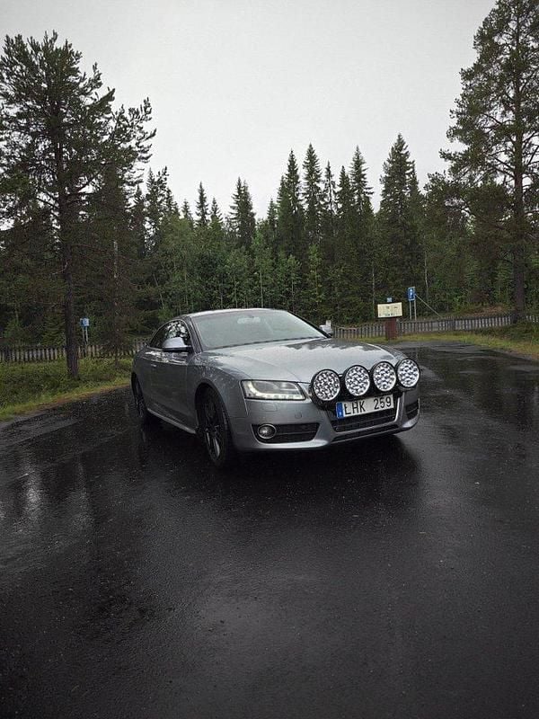 Grå Begagnad 2009 Audi A5 Comfort Sportkupé | 69 000 kr (Marknadspris) - Bild 1/4