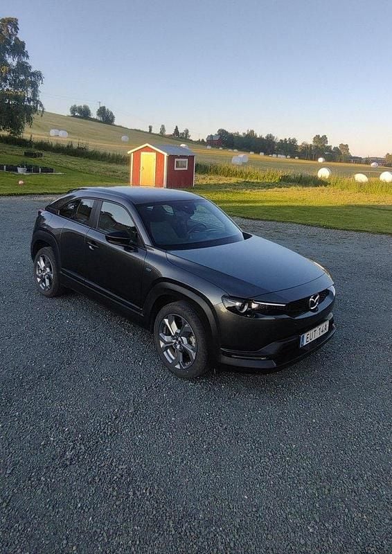 Grå Begagnad 2022 Mazda MX30 Sky SUV | 165 000 kr (Marknadspris) - Bild 1/2