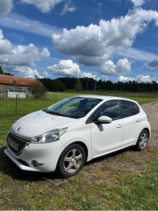 Vit Begagnad 2012 Peugeot 208 Halvkombi | 39 000 kr (Marknadspris) - Bild 1/4