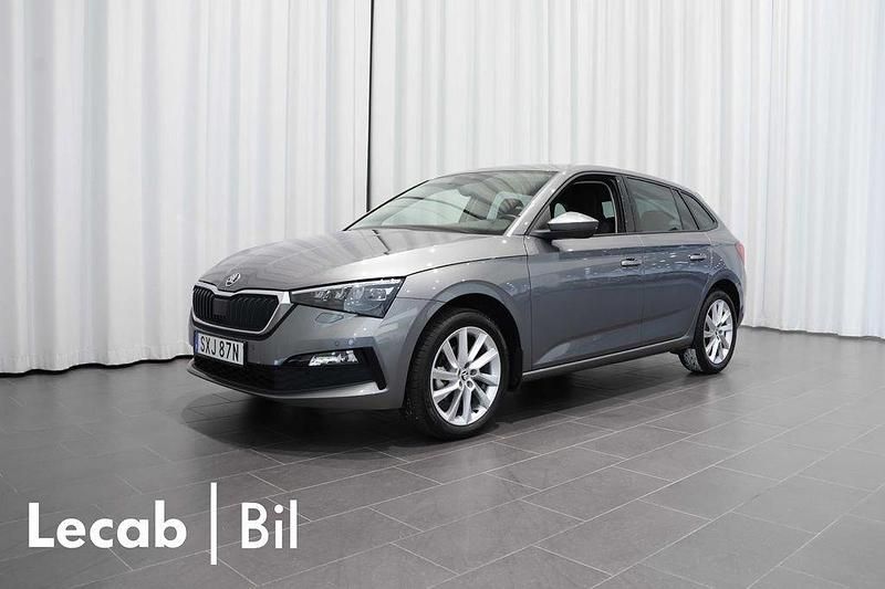 Grå (graphite grey metallic) Begagnad 2023 Skoda Scala Halvkombi | 219 500 kr (Marknadspris) - Bild 1/4