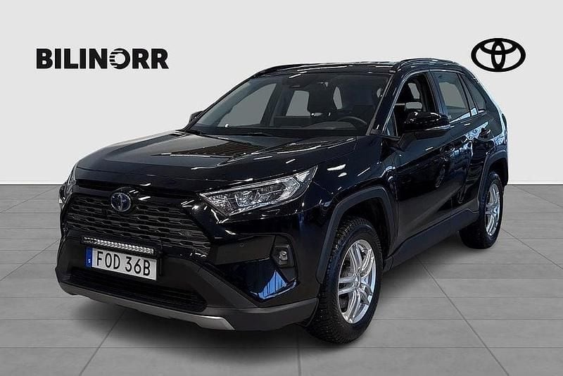Svart Begagnad 2023 Toyota RAV4 Hybrid Active SUV | 369 900 kr (Bra pris) - Bild 1/4