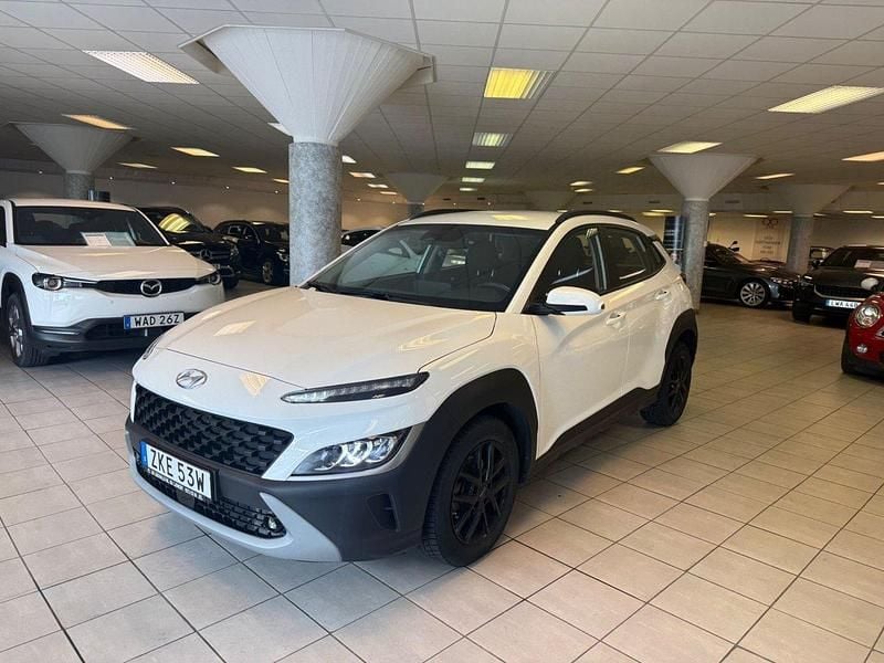 Vit Begagnad 2023 Hyundai Kona Essential SUV | 219 900 kr (Superpris) - Bild 1/4