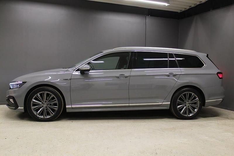 Begagnad VW Passat R-line 200 HK (147 kW) 2022 Grå Kombi