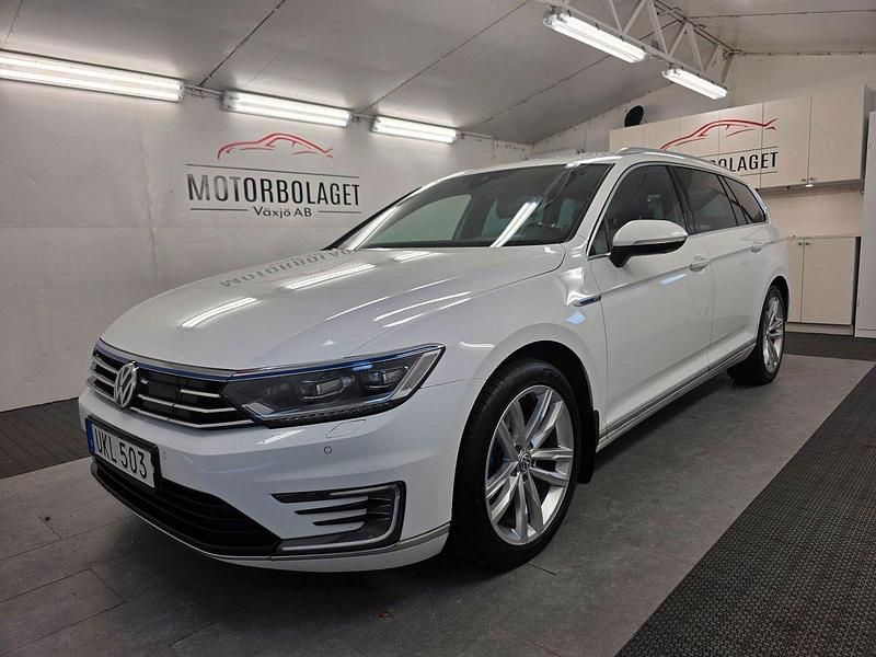 Vit Begagnad 2016 VW Passat GTE Kombi | 132 500 kr (Marknadspris) - Bild 1/4