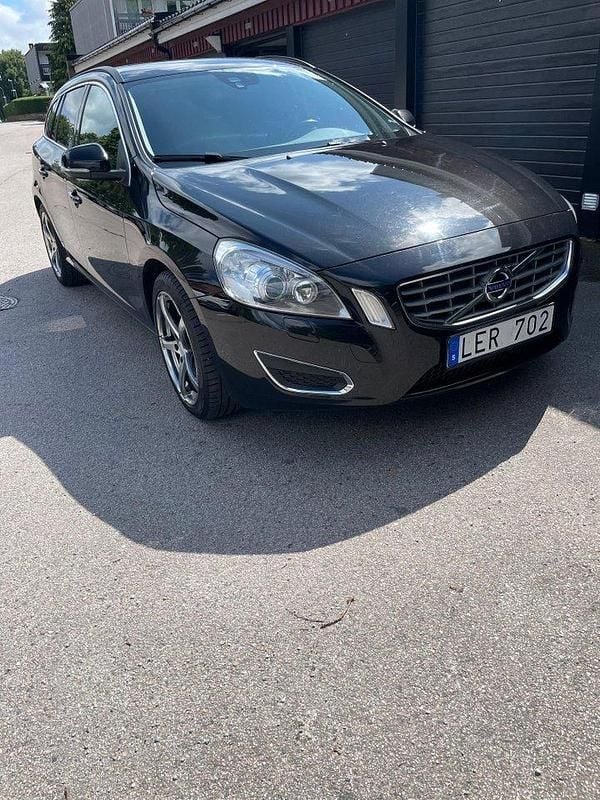 Svart Begagnad 2011 Volvo V60 Momentum Kombi | 81 000 kr (Bra pris) - Bild 1/4