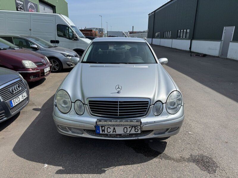 Begagnad Mercedes E200 164 HK (120 kW) 2004 Silver Sedan