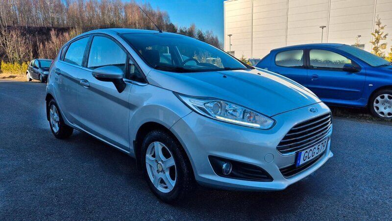Grå Begagnad 2016 Ford Fiesta Titanium Halvkombi | 79 900 kr (Marknadspris) - Bild 1/4