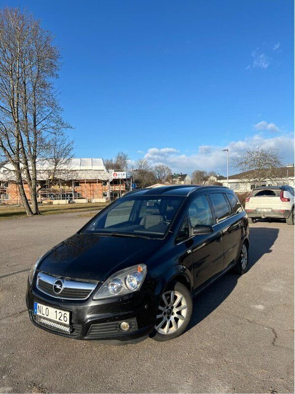 Svart Begagnad 2007 Opel Zafira Minibuss | 9 900 kr (Superpris) - Bild 1/4