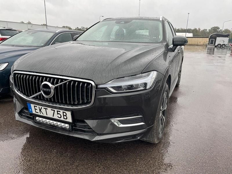 Mörkgrå (pine grey metallic) Begagnad 2021 Volvo XC60 Inscription SUV | 349 000 kr (Bra pris) - Bild 1/2