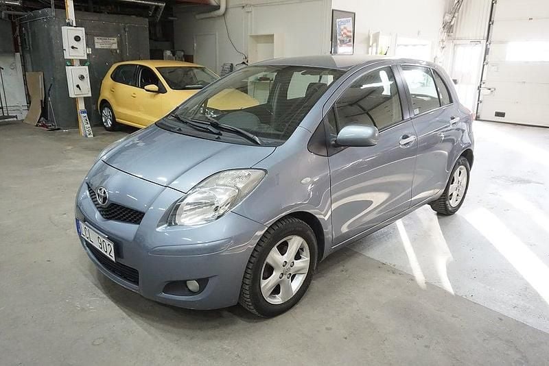 Blå Begagnad 2010 Toyota Yaris Halvkombi | 36 900 kr (Bra pris) - Bild 1/4