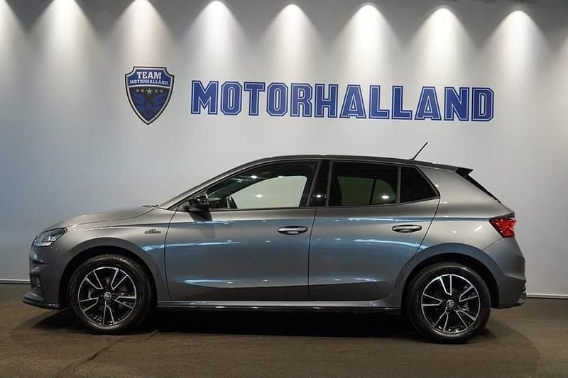 Grå Begagnad 2024 Skoda Fabia Monte Carlo Halvkombi | 249 000 kr (Dyr) - Bild 1/4