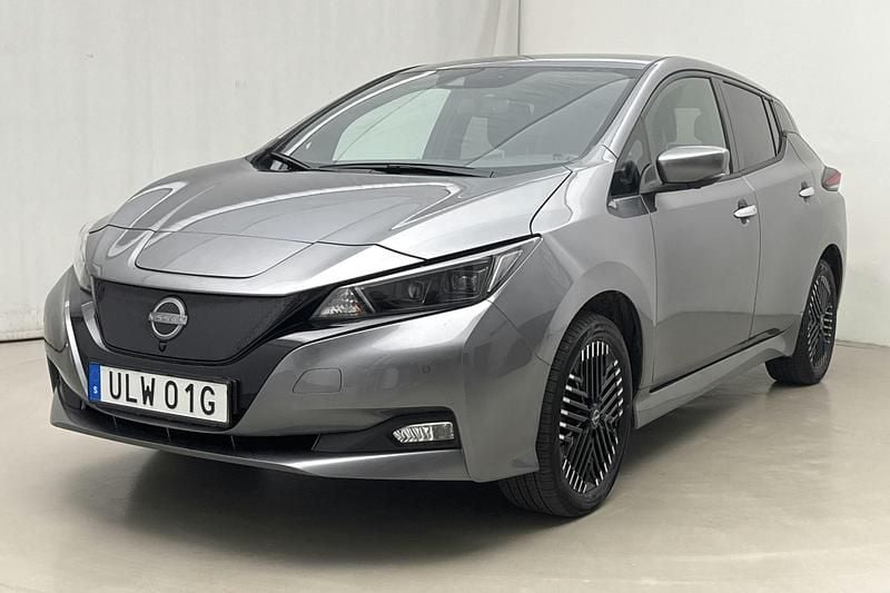 Grå Begagnad 2023 Nissan Leaf N-Connecta Halvkombi | 209 000 kr (Bra pris) - Bild 1/4