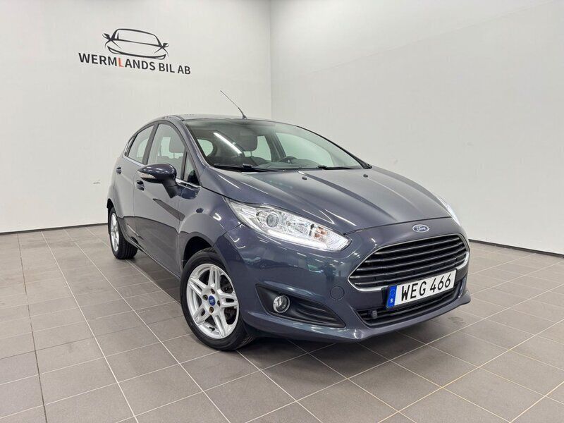 Grå Begagnad 2015 Ford Fiesta Titanium Halvkombi | 64 900 kr (Marknadspris) - Bild 1/4