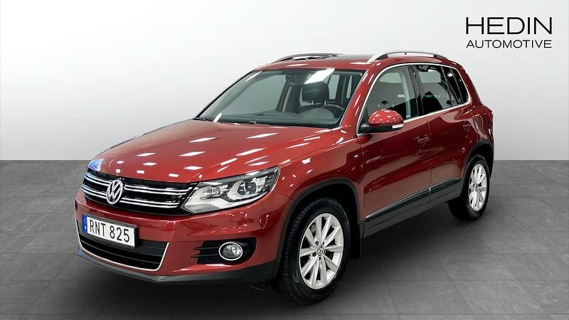 Röd (red) Begagnad 2014 VW Tiguan Sportline SUV | 189 500 kr (Dyr) - Bild 1/4