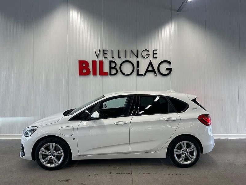 Vit Begagnad 2018 BMW 225 Active Tourer Sport Line Minibuss | 189 500 kr (Marknadspris) - Bild 1/4