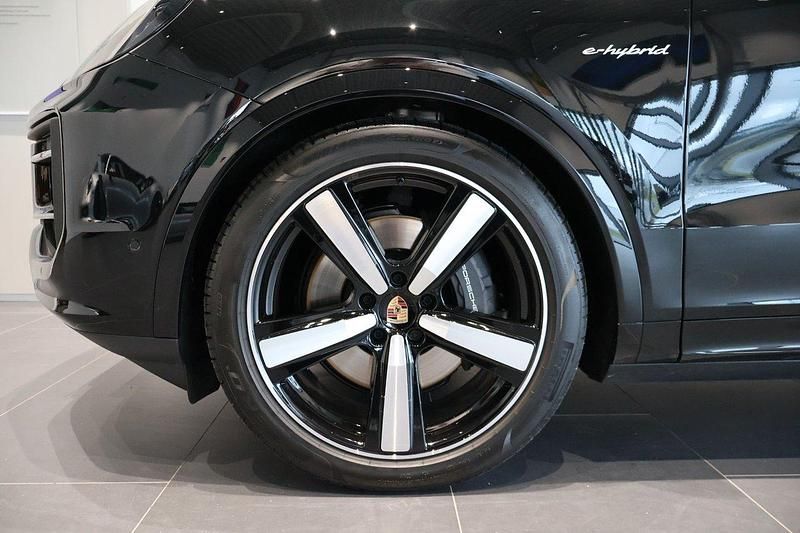 Begagnad Porsche Cayenne 470 HK (345 kW) 2025 Svart SUV