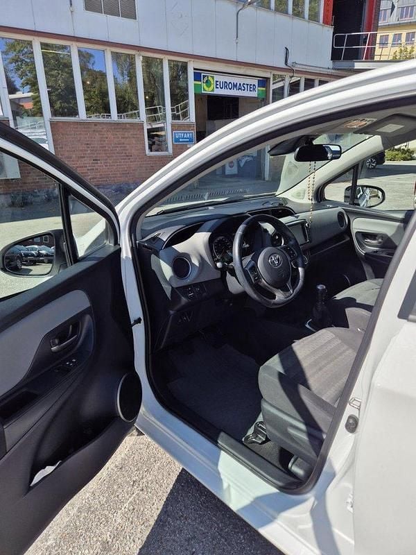 Vit Begagnad 2016 Toyota Yaris Active Halvkombi | 89 900 kr (Marknadspris) - Bild 1/4