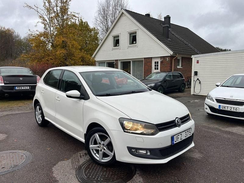 Vit Begagnad 2011 VW Polo Halvkombi | 49 000 kr (Marknadspris) - Bild 1/4