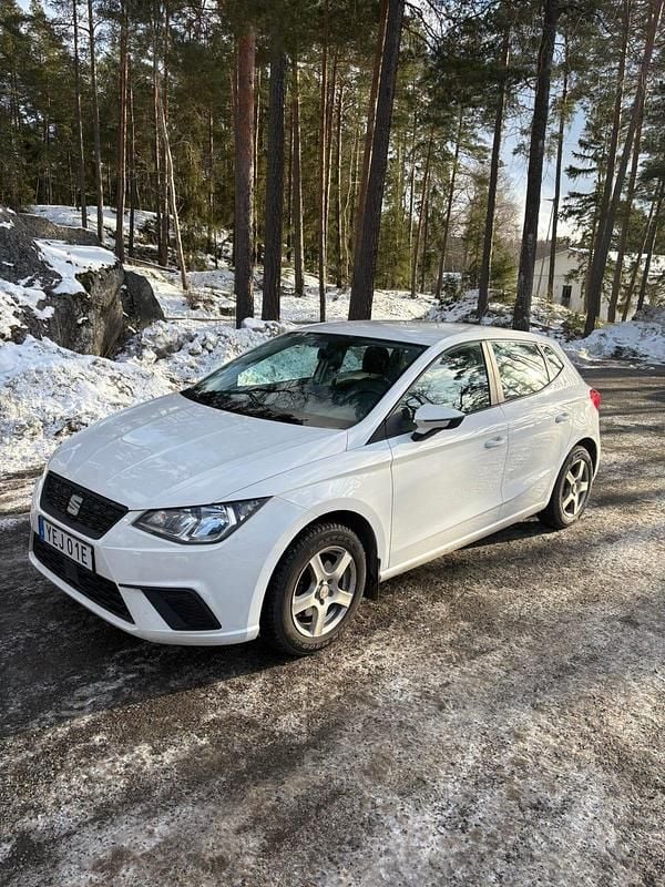 Vit Begagnad 2021 Seat Ibiza Halvkombi | 150 000 kr (Marknadspris) - Bild 1/4