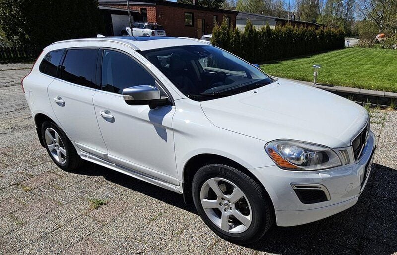 Vit Begagnad 2012 Volvo XC60 R-Design SUV | 159 900 kr (Marknadspris) - Bild 1/4